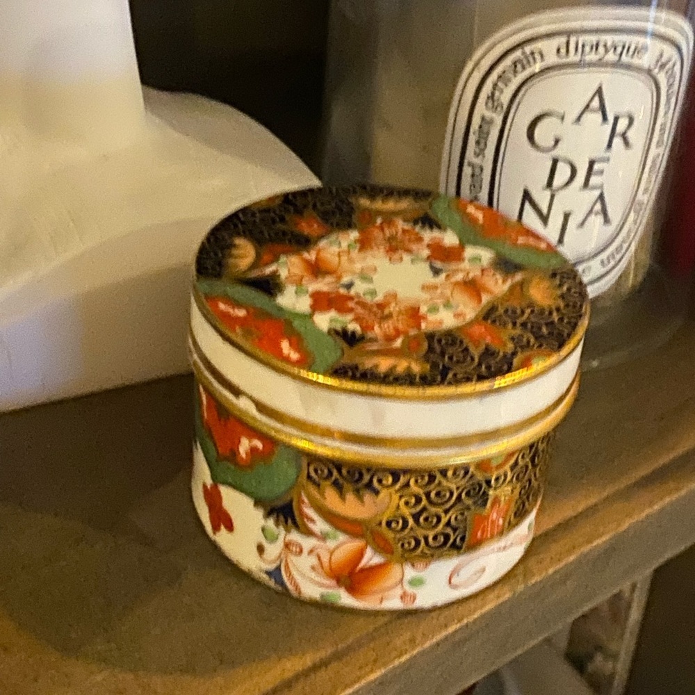 Stunning porcelain floral hand painted trinket or jewelry box with lid - Picture 2 of 9